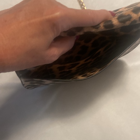 Trouvé leopard print small crossbody with gold chain. - Picture 9 of 10